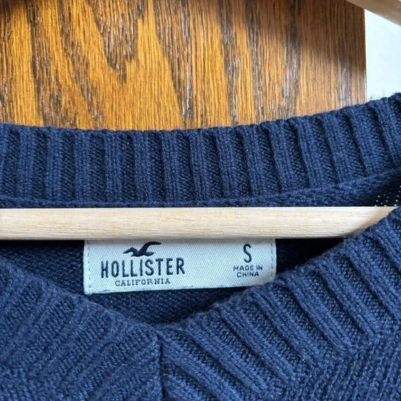 Hollister Size Small Navy Blue Cropped Long-Sleeve Striped V-Neck Sweater - Picture 3 of 7